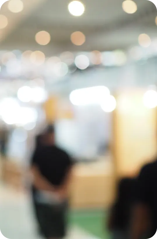 Image floue de silhouettes dans un salon professionnel ambiance grise