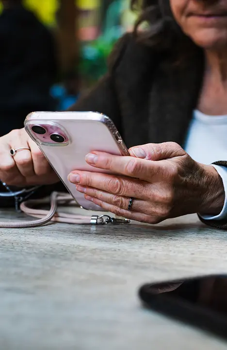 Mains qui tiennent un smartphone
